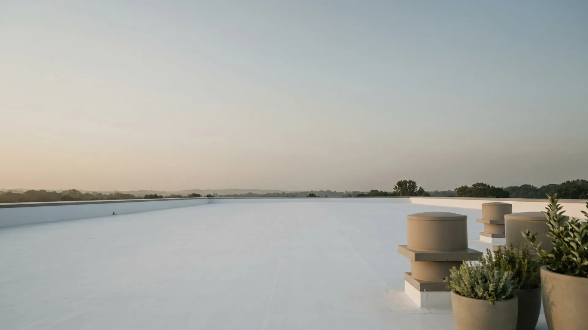 Wit gecoat plat dak onder een lucht die van warm naar koel verloopt