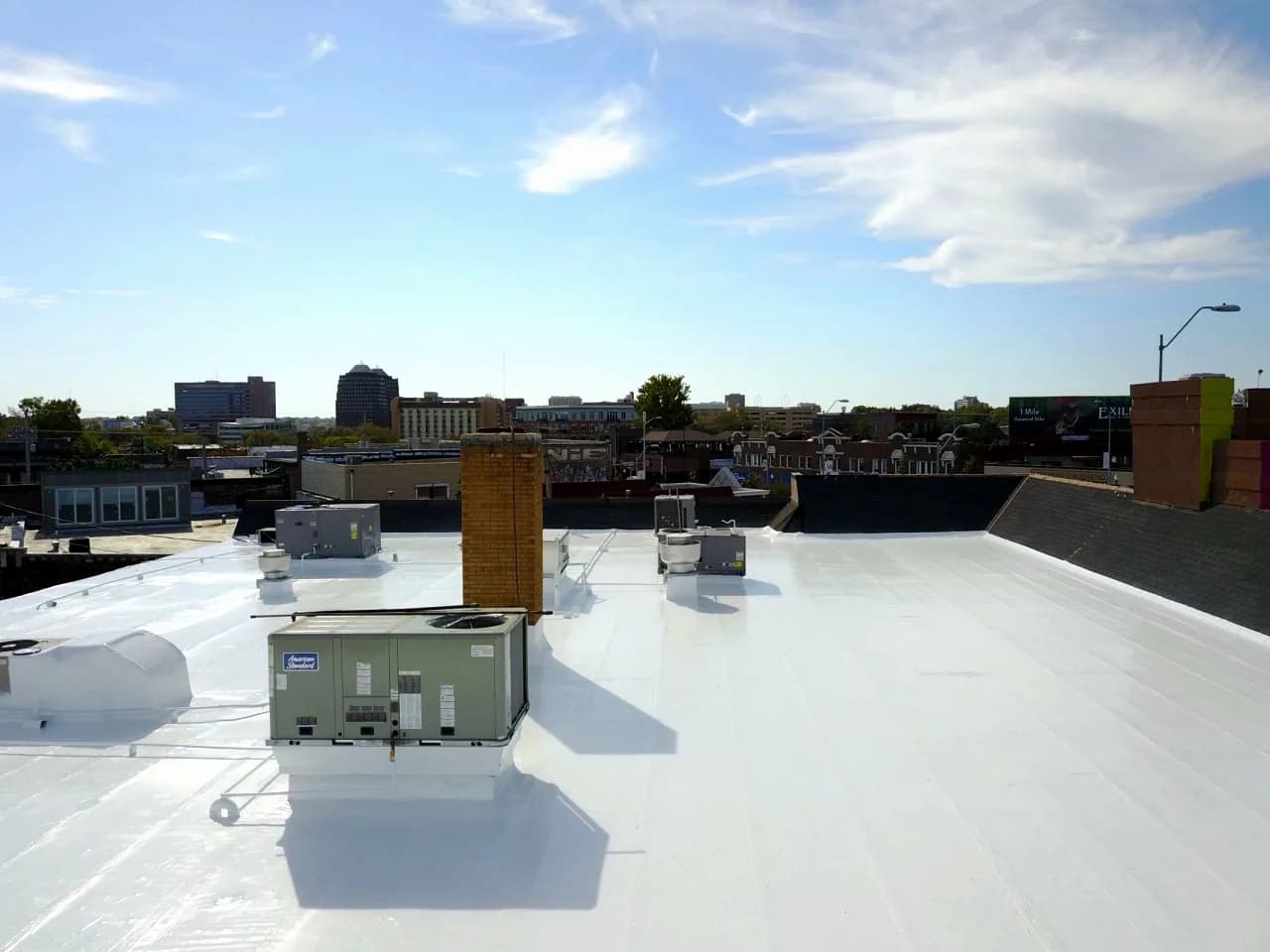 Plat dak met installaties